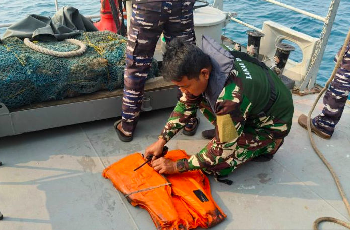 Discovery of Life Jacket Potentially Linked to Five Missing Journalists in Sunda Strait