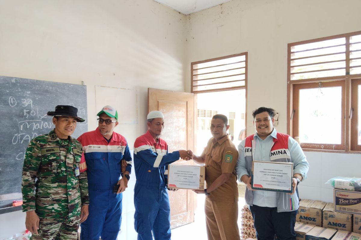 Pertamina distributes food aid to flood-affected residents in Langkat