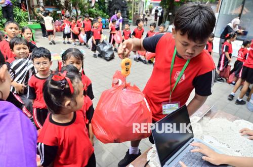 From School, SDN 5 Pedungan Students Learn to Sort Waste