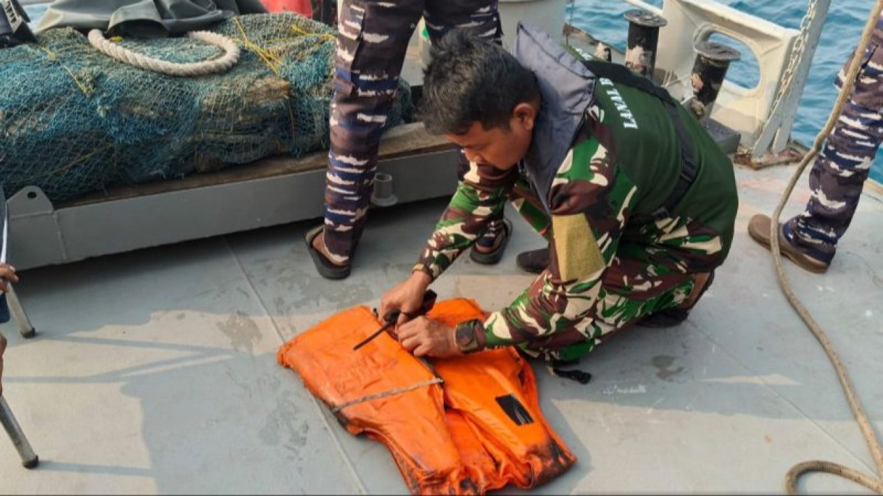 Indonesian Navy Finds Life Jacket During Search for Missing Journalists; Ship Owner Confirms It Is Not Theirs