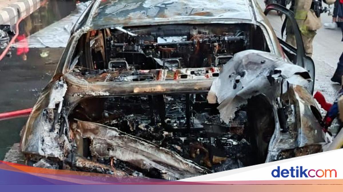 Ioniq 6 Electric Car Catches Fire After Hitting Separator, Causing Traffic in Slipi