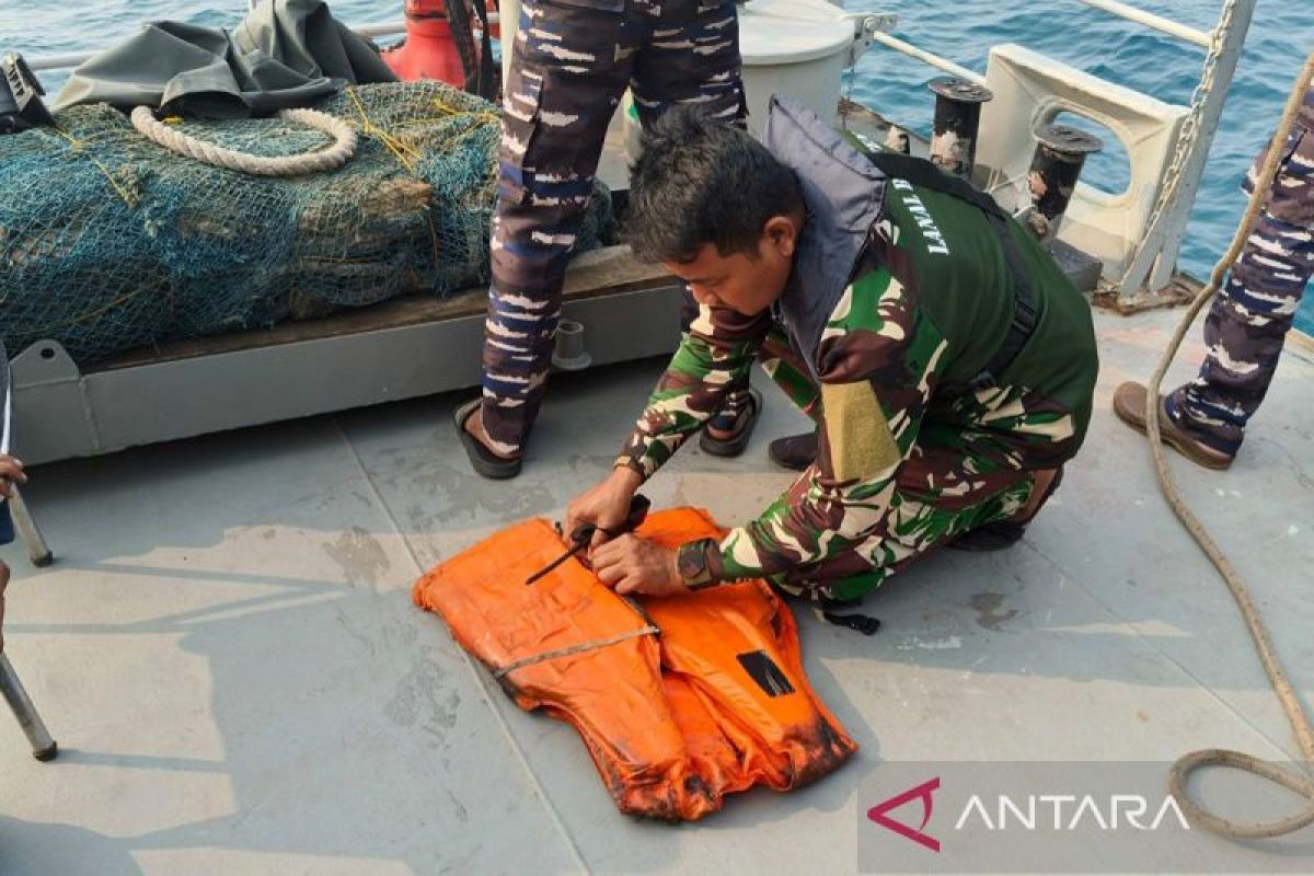Volcanic ash and weather pose obstacles in search for five journalists in Sunda Strait