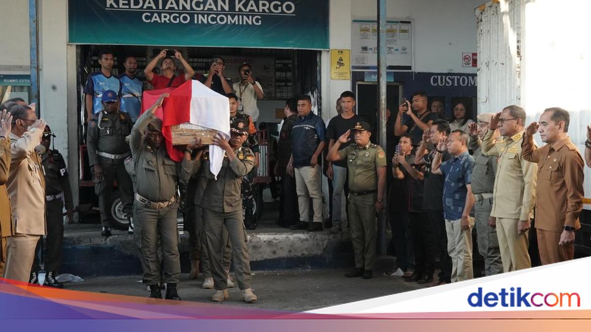 NTT Deputy Governor Condemns KKB Brutality as Two Bodies Arrive at Kupang Airport
