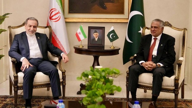 Muslim Nuclear Giant Issues Ultimatum to Iran, Warning of Arab Nations' Outrage
