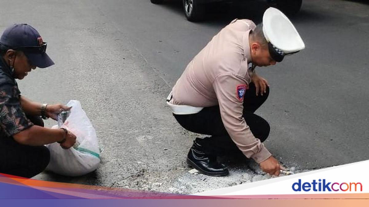 Responding to Resident Reports, Police Patch Potholes Under Ciputat Flyover