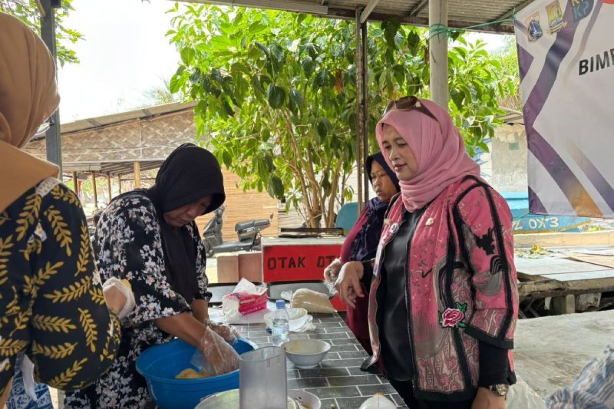 Kepulauan Seribu Food Security Department Holds Fish Processing Training Across Three Islands