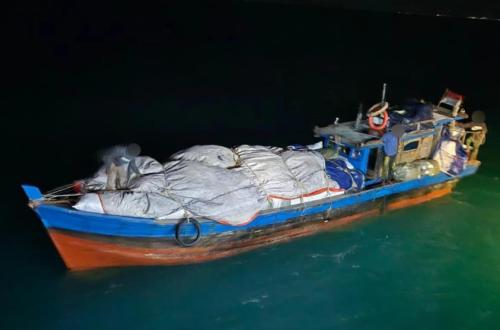 Wooden Vessel Seized by Batam Customs for Transporting Mixed Goods Without Customs Declaration
