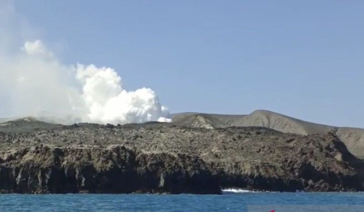 Expert: Magma Activity at Mount Anak Krakatau Remains High Despite Decreasing Seismic Activity