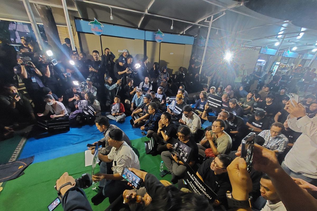 PFI holds joint prayer for five journalists missing in Sunda Strait