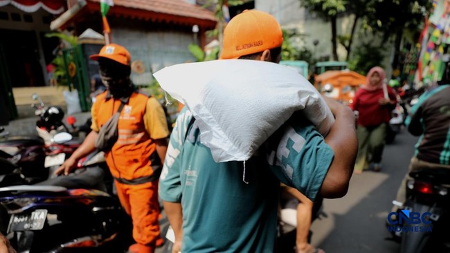 Using Deciles for Social Assistance Could Save Government Rp17.9 Trillion