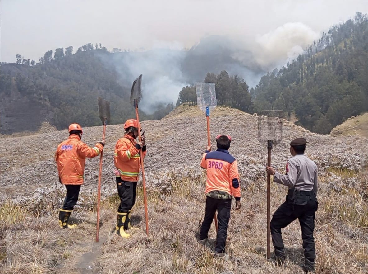East Java Disaster Management Agency Deploys Water Bombing Helicopter to Extinguish Mount Bromo Fire