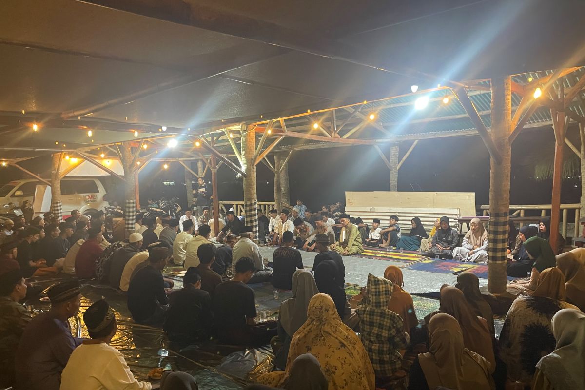 Carita Residents Hold Joint Prayer for Journalists and Ship Crew