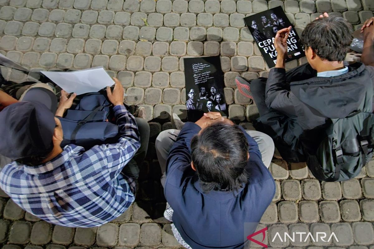 Malang Journalists Hold Prayer Vigil for Five Missing Reporters