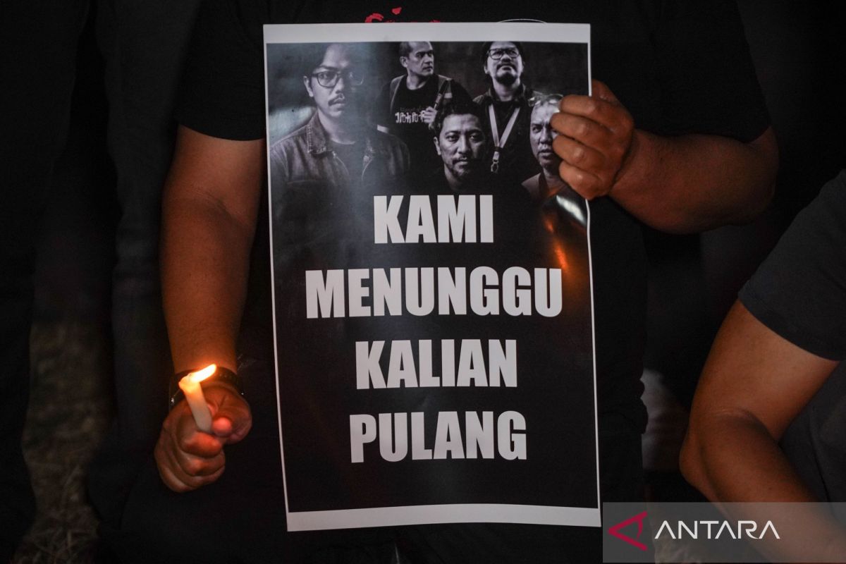 Press organisations and community members hold joint prayer for five journalists and three crew members missing in the Sunda Strait
