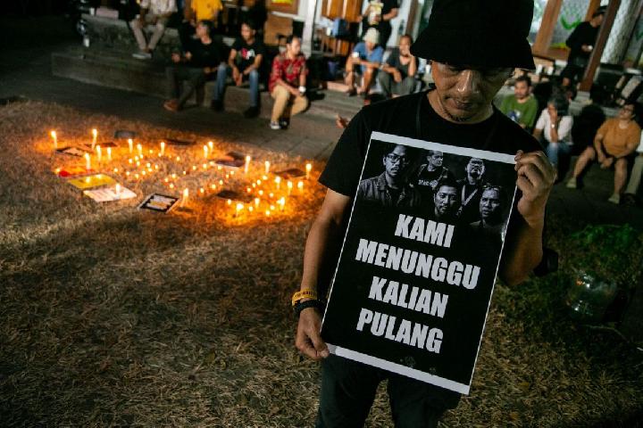 Community Holds Prayer Vigil for Journalists Missing Near Anak Krakatau