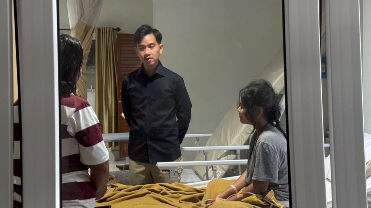 Vice President Gibran Visits Students Affected by Free Nutritious Meal Poisoning in Karo, Apologises on Behalf of Government