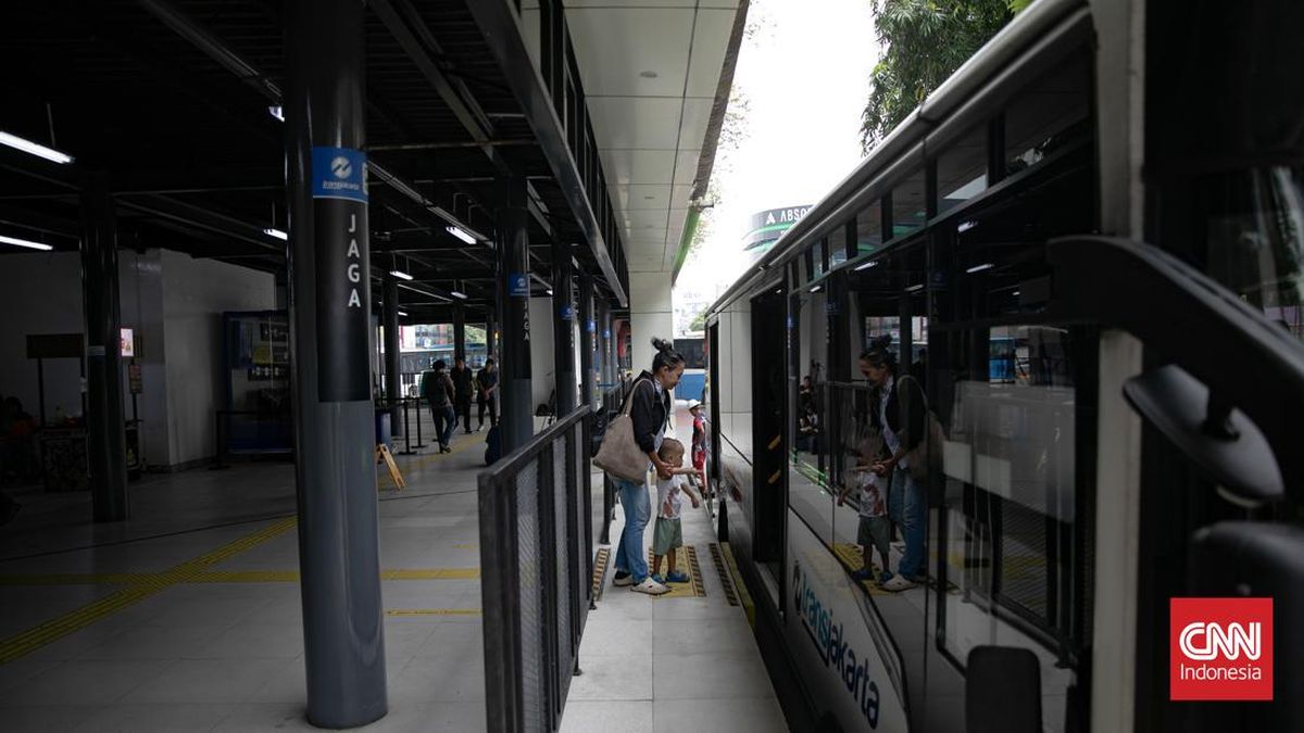 TransJakarta Driver Goes Viral for Reckless Driving, Sudden Braking Causes Passengers to Fall