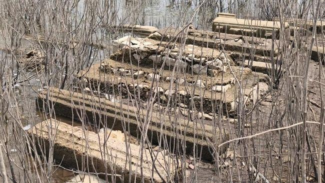 Shrinking Reservoir Water Reveals Ancient Graves in Wonogiri