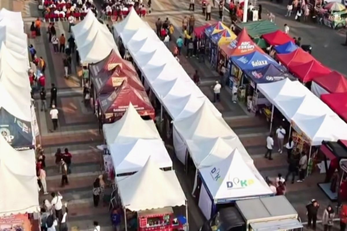Turnover at Motekar Preneur MSME Bazaar in Karawang exceeds Rp1 billion