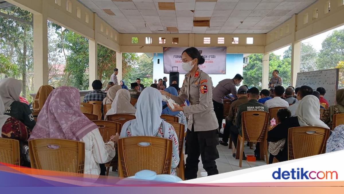 Police Mid-Level Leadership Students Educate Ogan Ilir Residents on Forest Fires and Distribute Masks