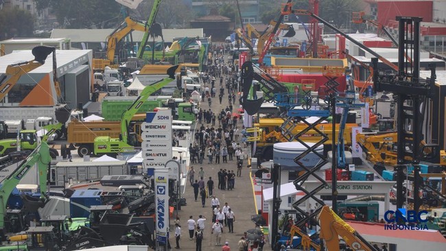 Heavy Mining Equipment Displayed in Large Numbers at Kemayoran