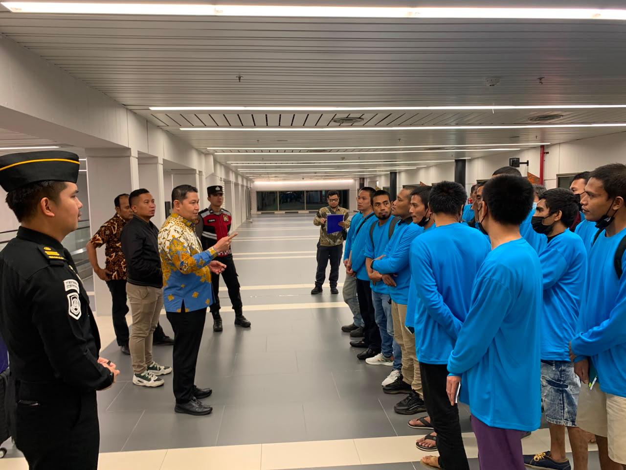 82 Indonesian Citizens Facing Legal Issues Repatriated from Malaysia