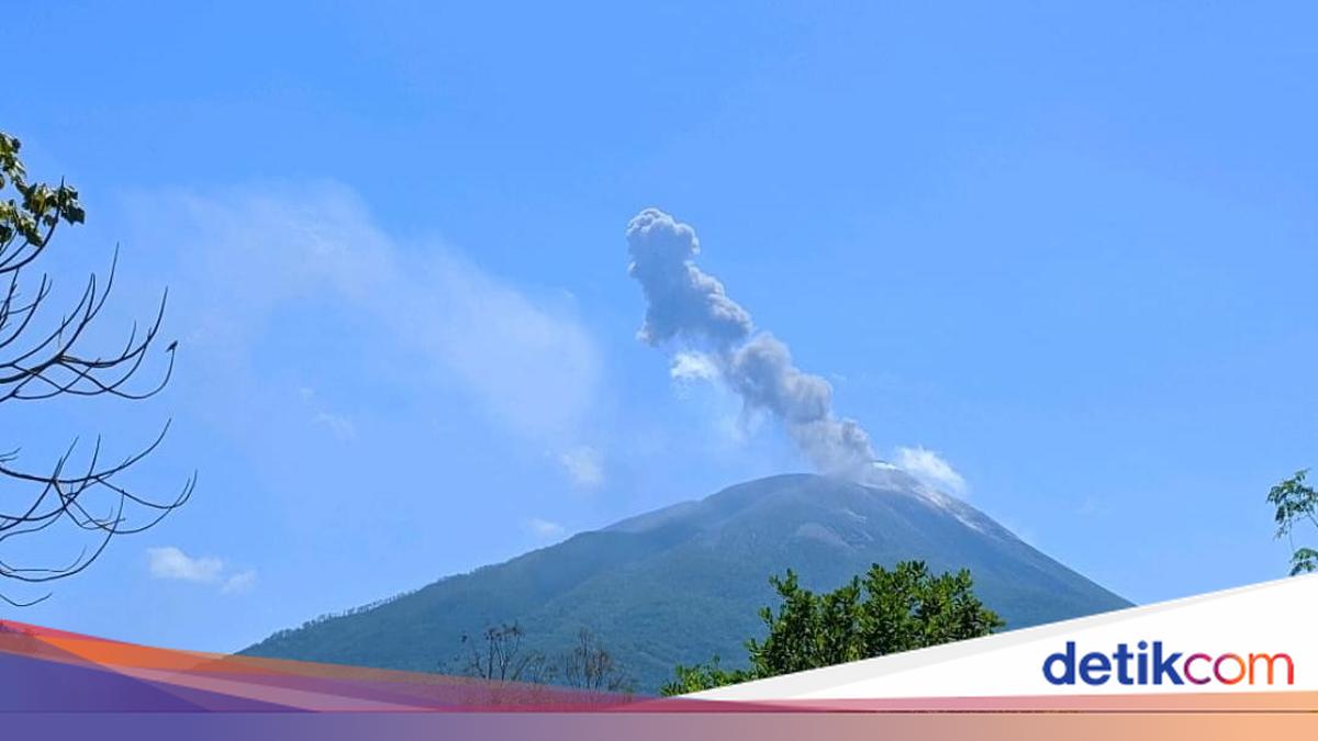 Larantuka Airport Closed Due to Lewotolok Eruption, Affecting 102 Passengers