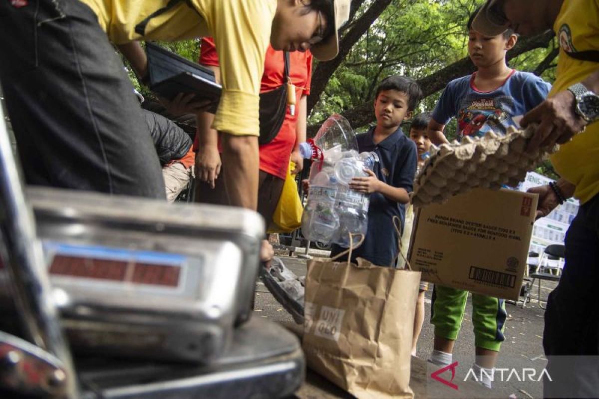 Waste-for-Payment Bazaar becomes a strategy to tackle inorganic waste issues in Bandung