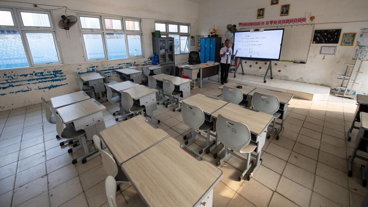 Fuel Queues in Makassar Force Students into Remote Learning
