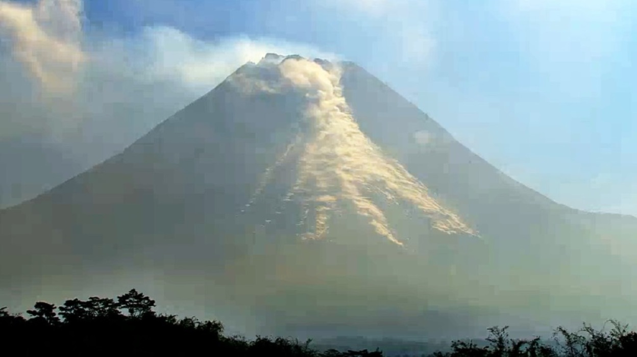 Mount Merapi Lava Dome Volume Increases, Level III Alert Status Maintained
