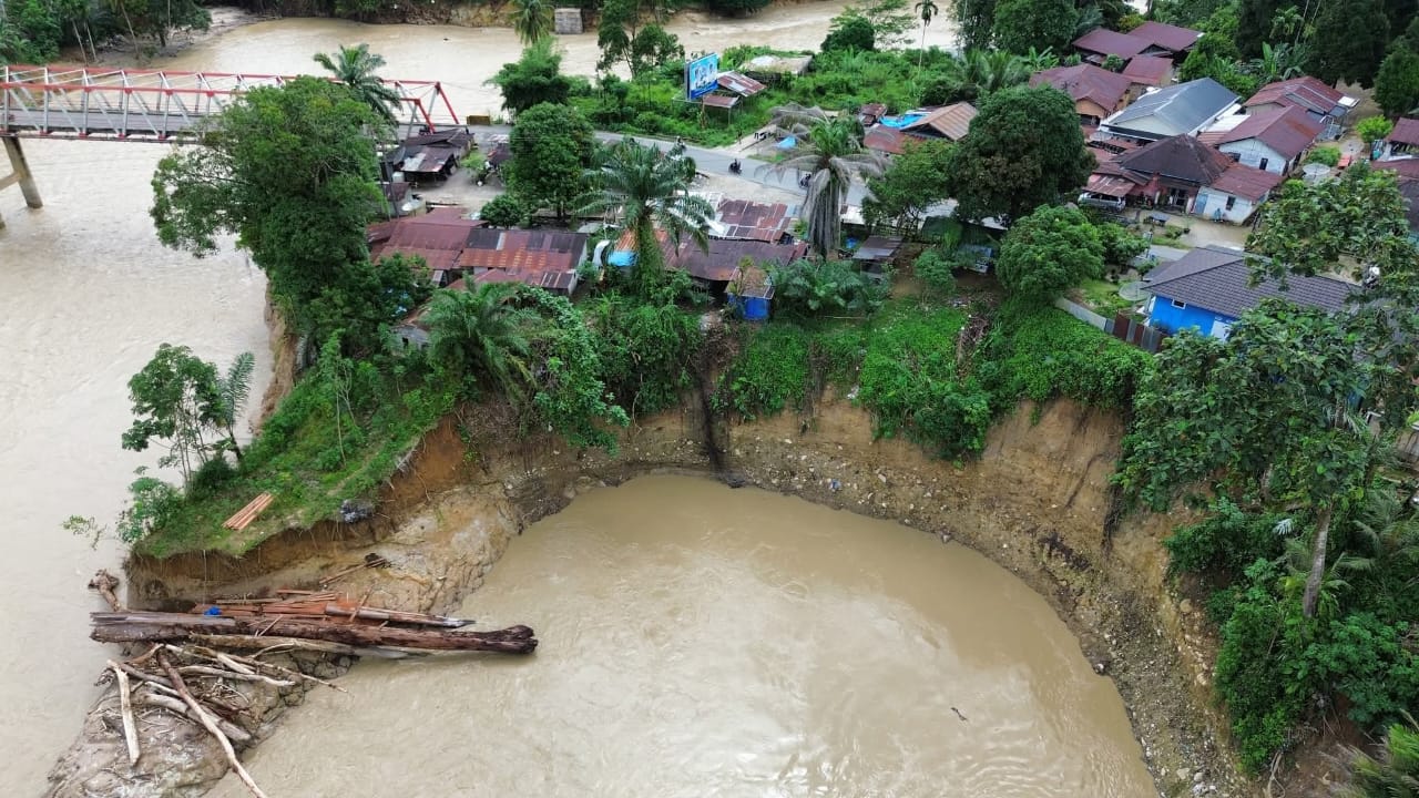 River Erosion Threatens Trikora Bridge in Batang Toru