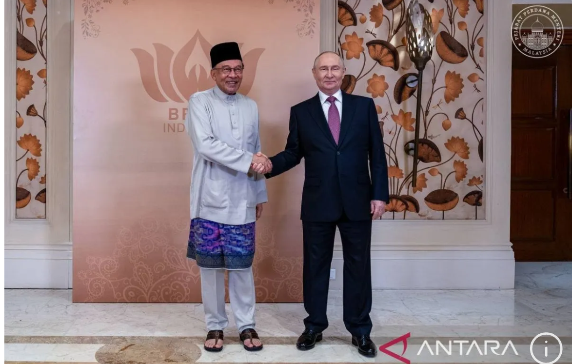 Anwar Ibrahim, Traditional Sandals, and Messages from the BRICS Stage