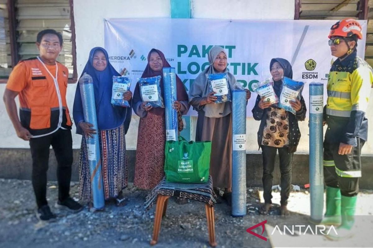 Baznas distributes blankets and bedding for NTT earthquake refugees
