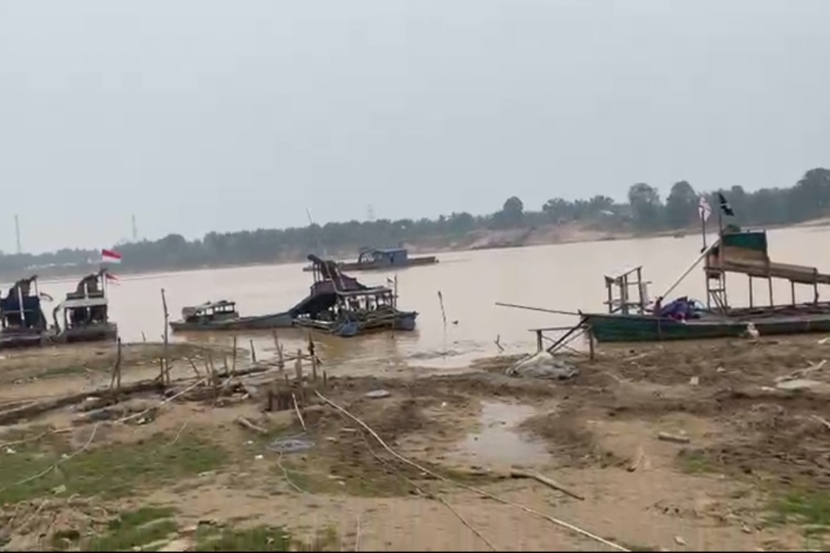 Batanghari River Shrinks, Illegal Gold Mining Activities Increase
