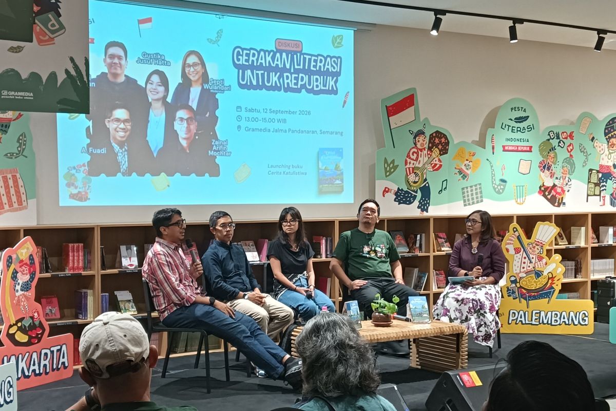 Academics State That Books Play a Role in Opening Public Spaces