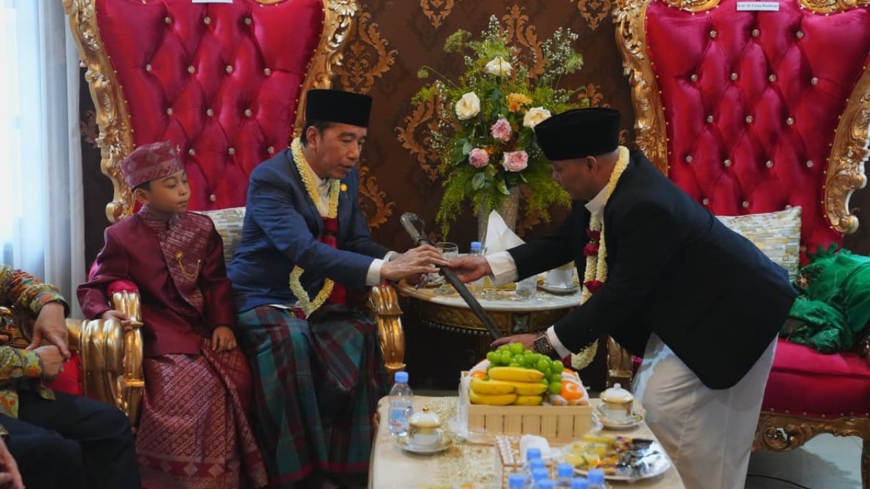 Jokowi Receives Naga Liman Sword, a Traditional Weapon of the Cirebon Sultanate, from Gus Ujang
