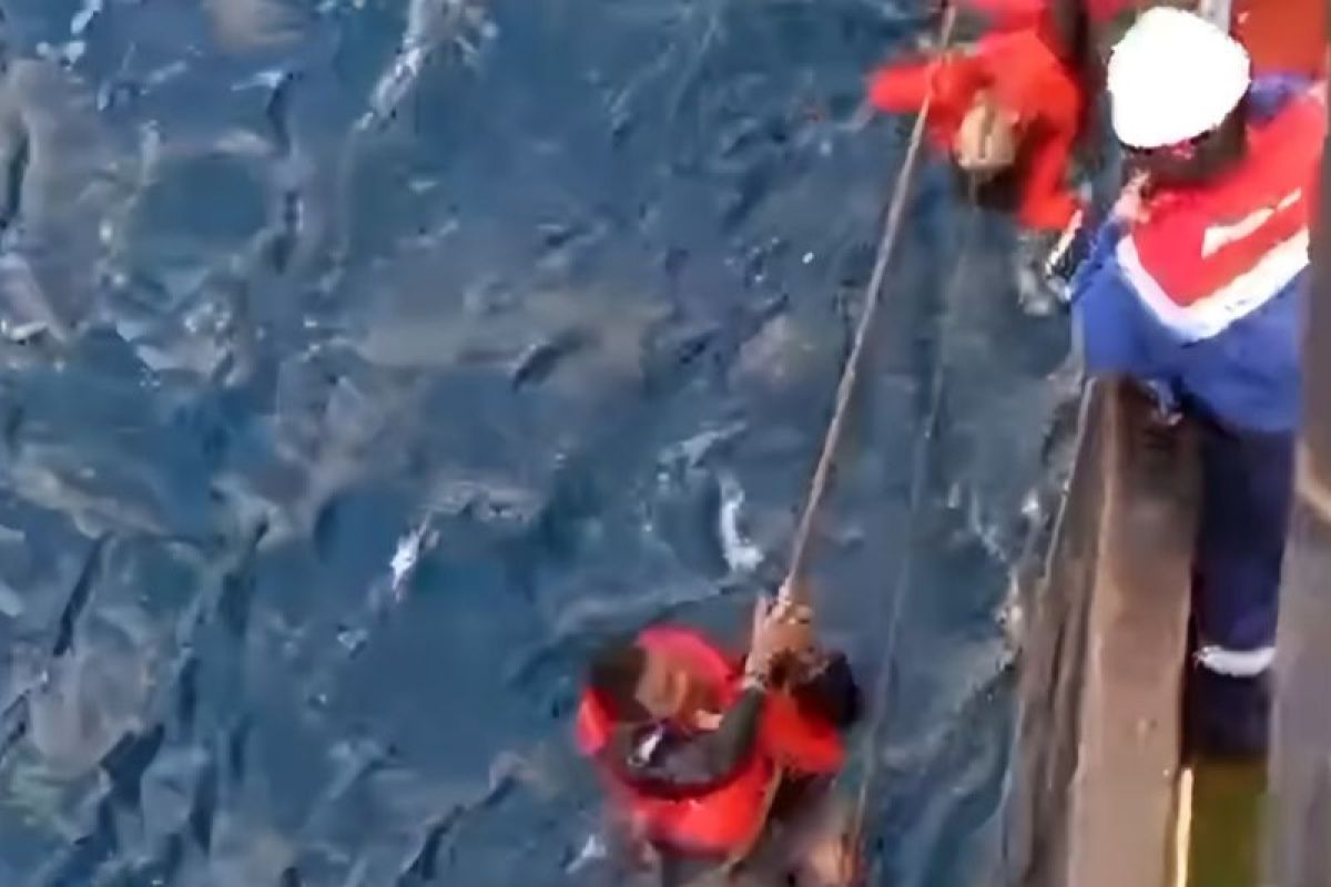 Pertamina tanker rescues 16 after ship sinks in Java Sea