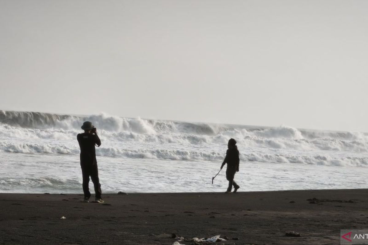Shipping Operators Warned of High Waves, 14-17 September