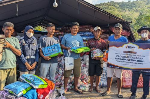 BPKH and Rumah Zakat Deliver 300 Aid Packages to East Manggarai Earthquake Victims