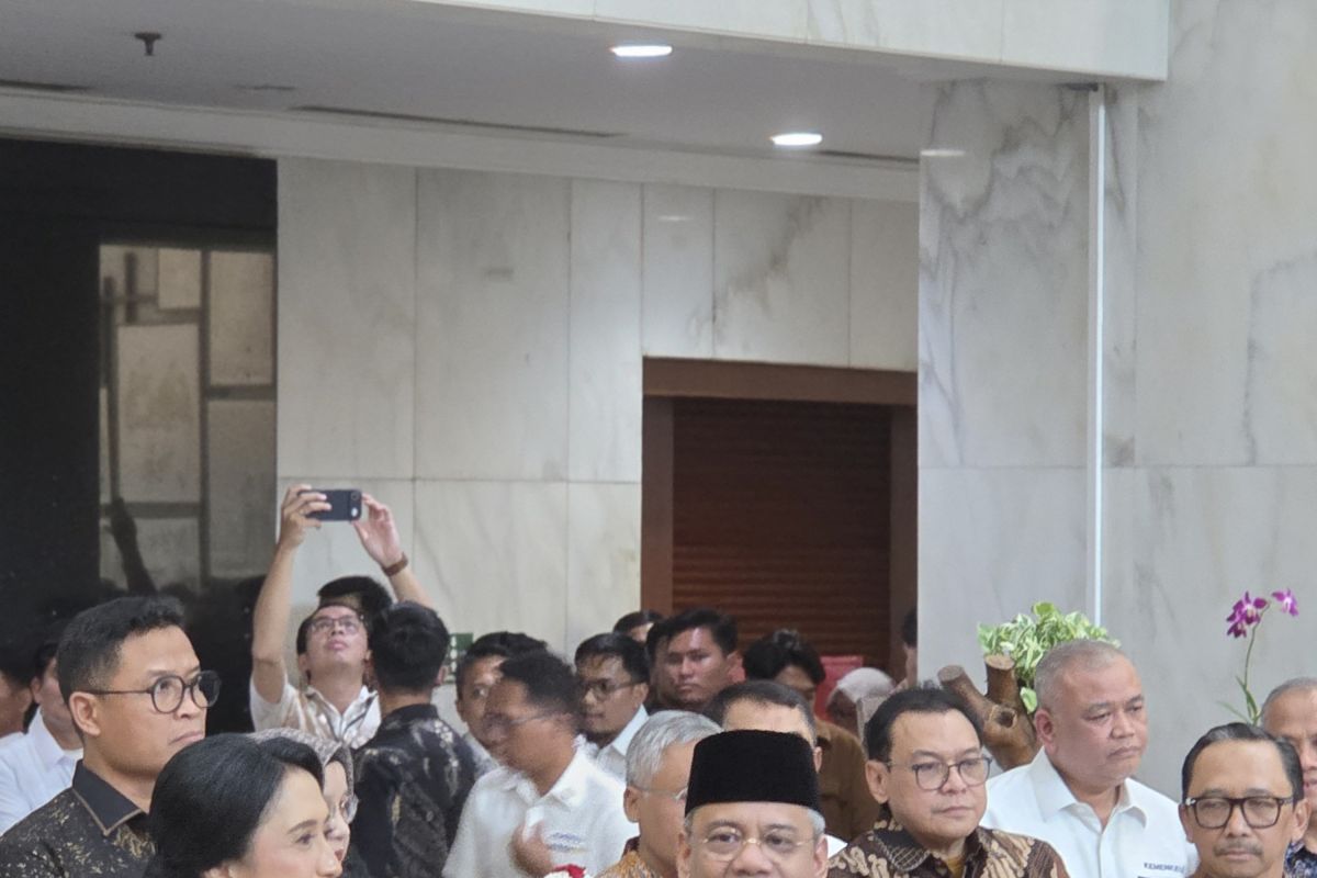 Finance Minister Suahasil Committed to Strengthening Crackdown on Illicit Cigarettes