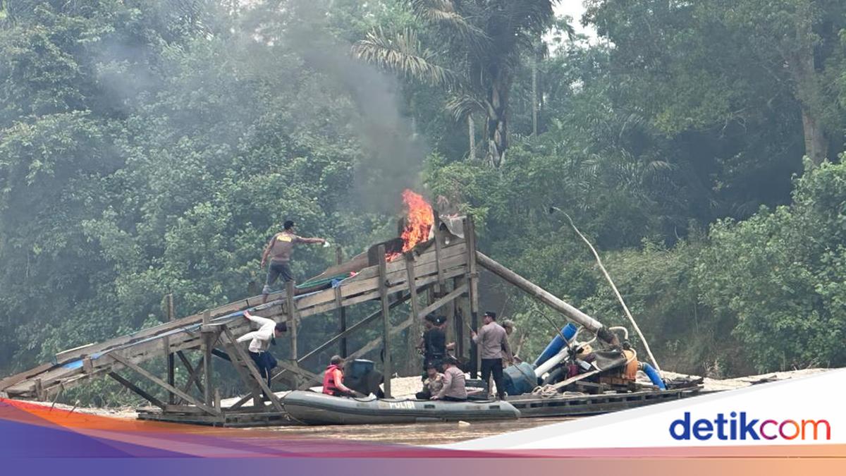 Police Crack Down on Illegal Gold Mining in Batang Kuantan River, 29 Rafts Destroyed