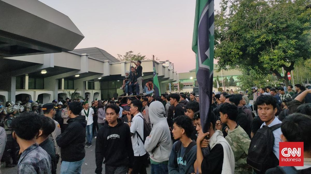 Pertamina Representative Meets Protesters Over Fuel Scarcity in Makassar
