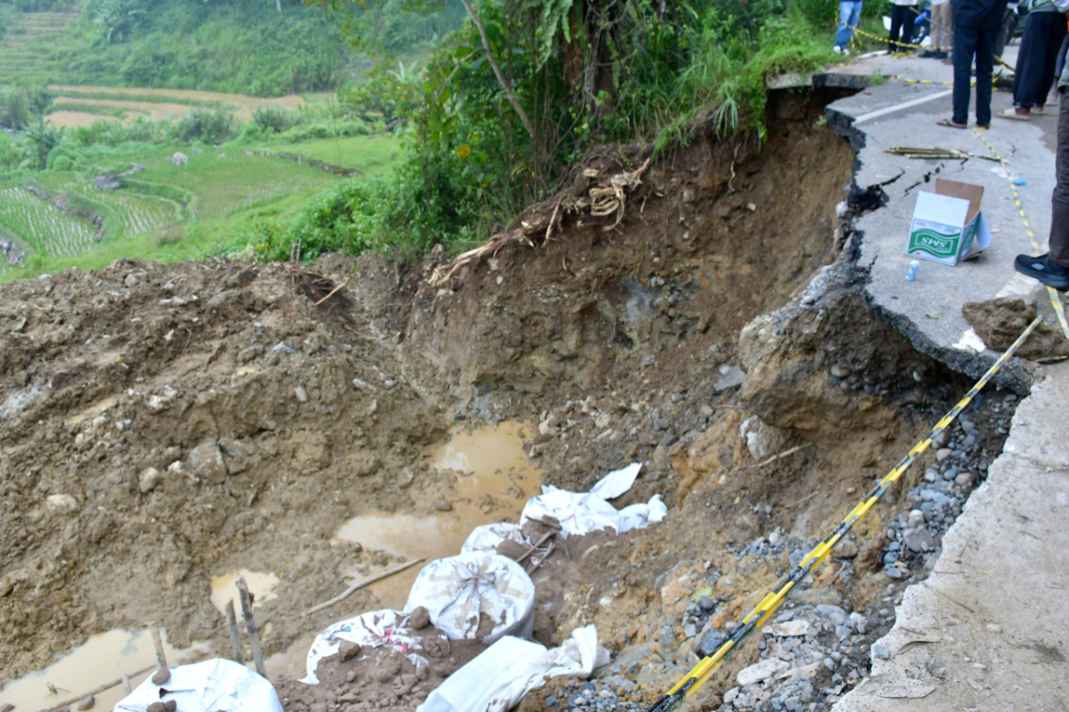 Provincial Road Access in Palembayan Paralysed by Landslide