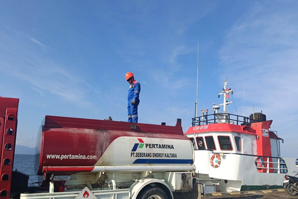 Transporting Fuel Through the Waves to the Sebatik Border