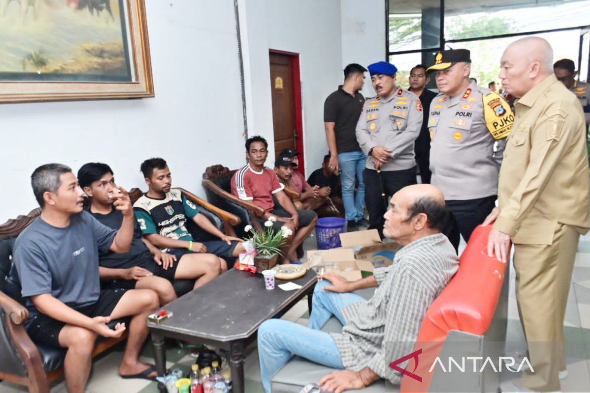 South Kalimantan Regional Police Provide Basic Necessities for KM Virgo Victims During Recovery