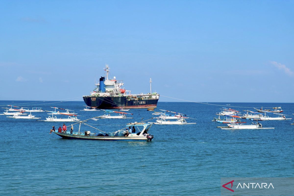 BMKG issues early warning for high waves in the Lombok Strait