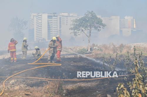 Land Fire in Pademangan Disrupts Train Services, 15 Fire Engines Deployed to Extinguish Flames