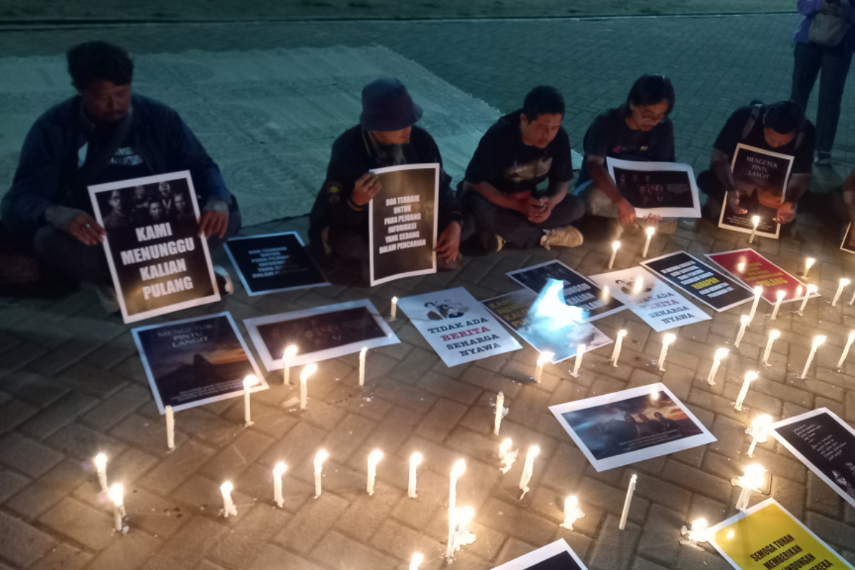 Solo Journalists Hold Joint Prayer for Five Missing Photojournalists in Sunda Strait