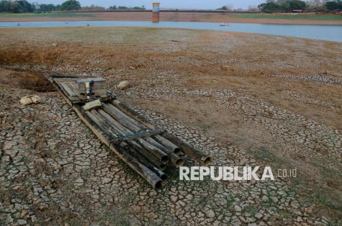 Water Volume in Gembong Reservoir Shrinks Drastically