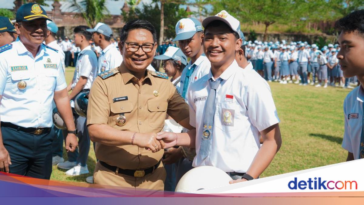 Preventing Violations: Adi Arnawa Provides Traffic Education and Helmets for Students